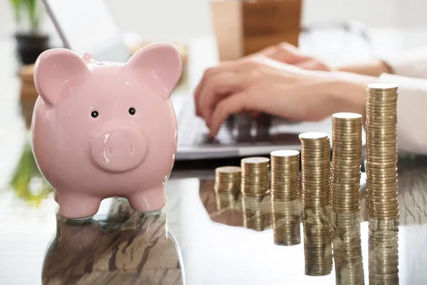 Piggy Bank And Increasing Coins — Stock Photo, Image