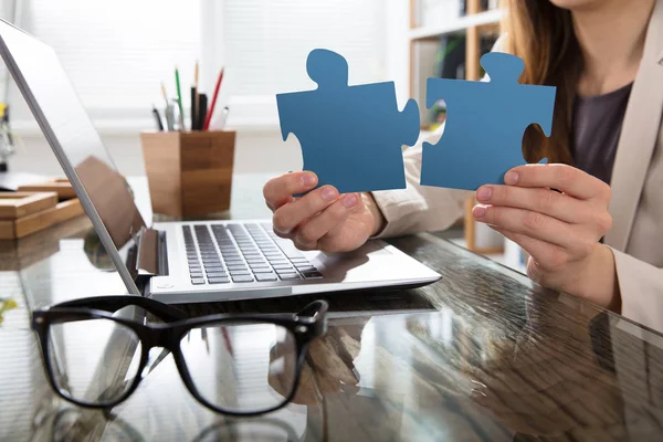 Businesswoman Showing Blue Jigsaw — Stock Photo, Image