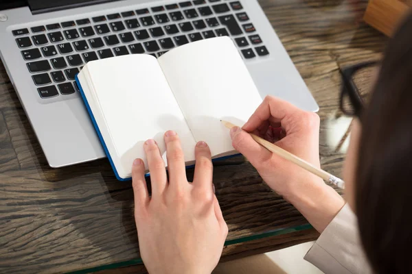 Empresario que escribe en el cuaderno — Foto de Stock