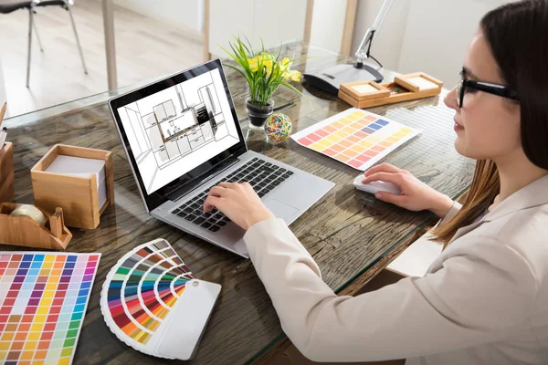 Vrouwelijke Architect die op Laptop werkt — Stockfoto