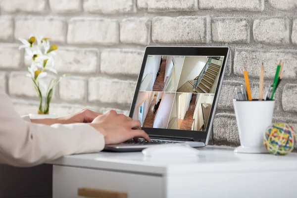 Člověk při pohledu na notebook — Stock fotografie