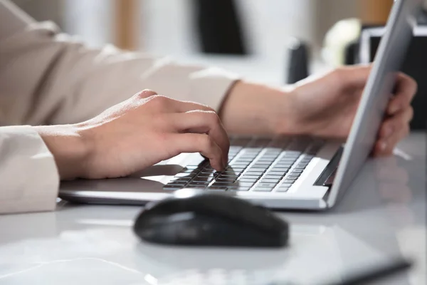 Person Typing On Laptop — Stock Photo, Image