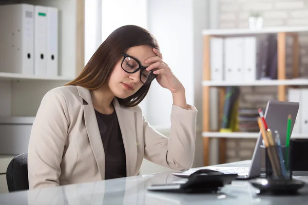 Joven empresaria sentada en la mesa — Foto de Stock