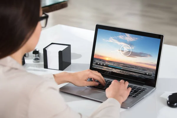 Geschäftsfrau schaut Video auf Laptop — Stockfoto