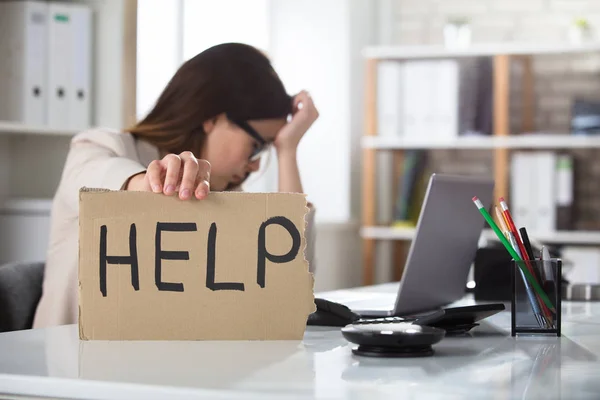 Zakenvrouw bedrijf Help teken — Stockfoto