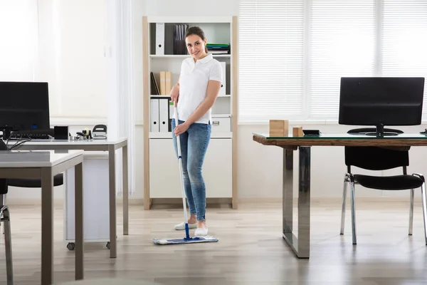 Young Woman Cleaning Floor — Stock Photo, Image