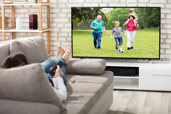 Donna che guarda la televisione — Foto Stock