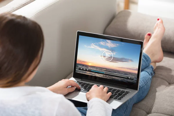 Vrouw kijken naar video op laptop — Stockfoto