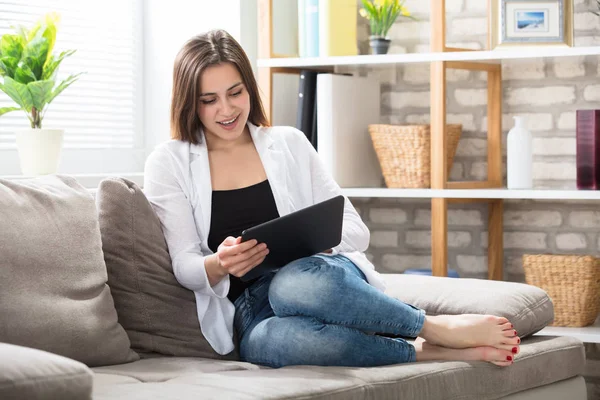 Femme utilisant une tablette numérique — Photo