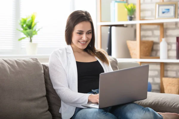 Mulher sorridente usando laptop — Fotografia de Stock