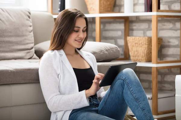 Mulher usando tablet digital — Fotografia de Stock