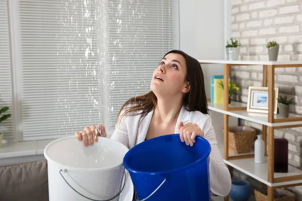 Frau hält zwei Eimer — Stockfoto