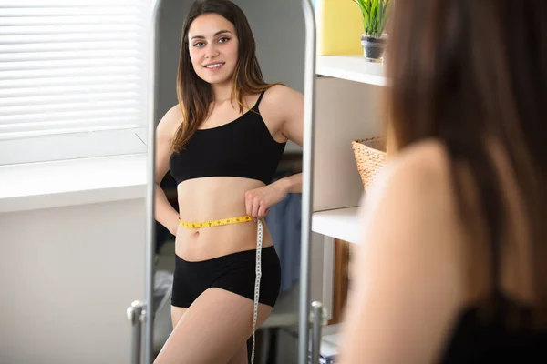 Kvinna klämmande magen fett — Stockfoto