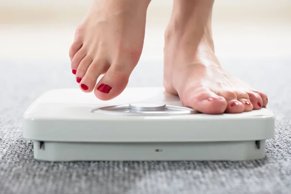 Woman's Feet On Scale — Stock Photo, Image