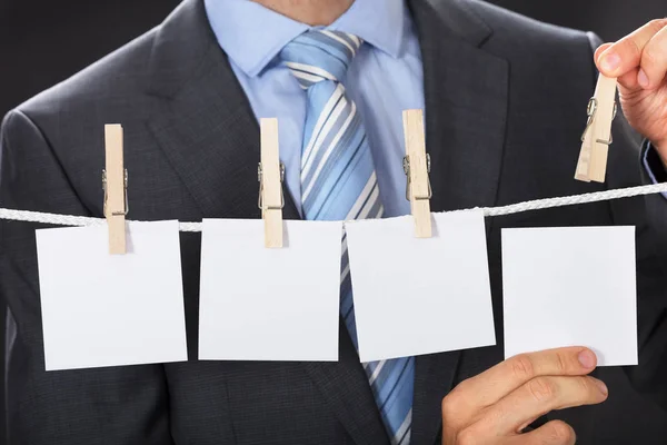 Geschäftsmann steckt leeres Papier an — Stockfoto