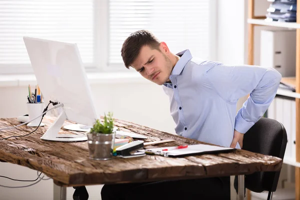 Tineri om de afaceri având dureri de spate — Fotografie, imagine de stoc