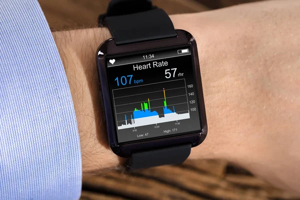 Person bär Smart Watch — Stockfoto