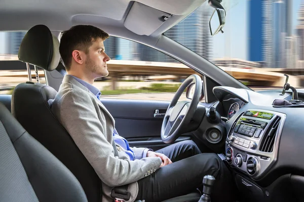 Muž sedící uvnitř autonomní auta — Stock fotografie