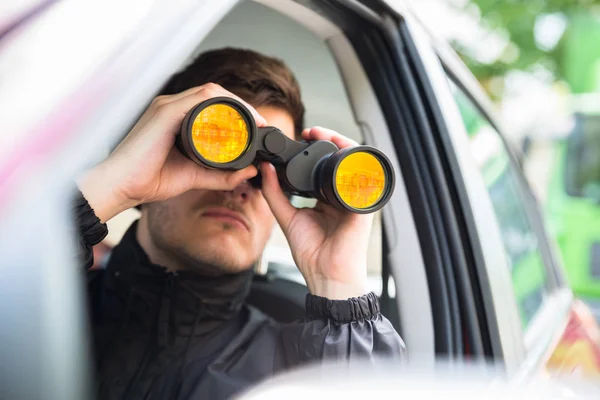 Hombre mirando a través de binocular — Foto de Stock