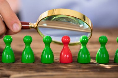 Plastik figürler inceleyerek kişi