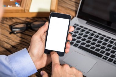 Akıllı telefon tutarak işadamı
