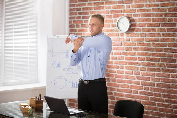 Empresario haciendo ejercicio durante el descanso — Foto de Stock