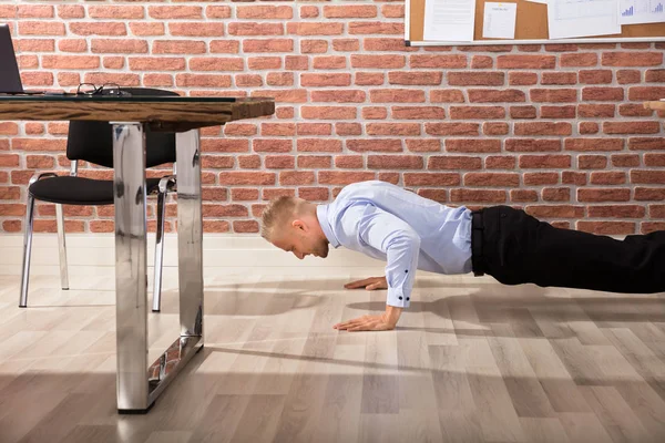 Biznesmen robi Push Up — Zdjęcie stockowe