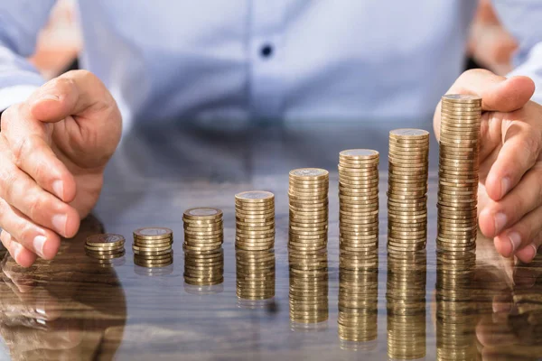 Persona que posee monedas —  Fotos de Stock