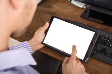 Dijital tablet kullanan işadamı 