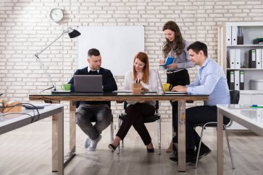 İşadamları toplantısında Modern ofisindeki geçerli sorunları tartışın