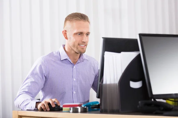 Businessman Using Computer — Stock Photo, Image