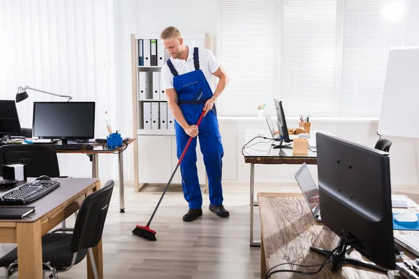Macho zelador limpeza chão — Fotografia de Stock