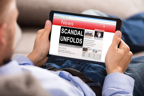 Man Reading News — Stock Photo, Image