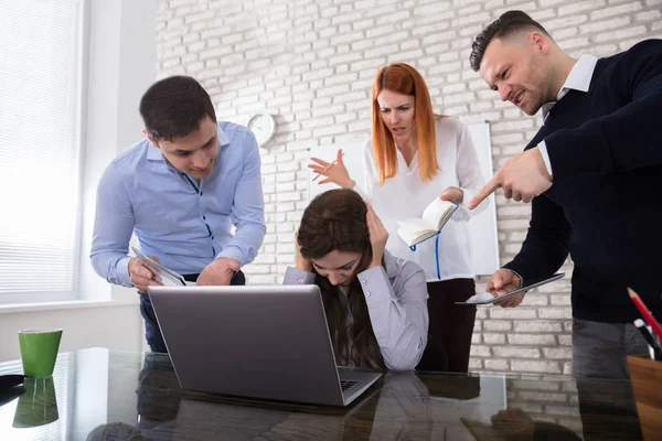 Depresso Giovane Imprenditrice Licenziato Dal Suo Collega Carica — Foto Stock