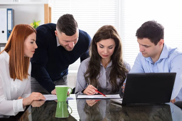 Gruppe Von Geschäftsleuten Die Besprechungen Arbeitsplatz Büro Arbeiten — Stockfoto