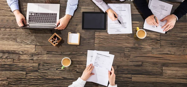 Forhojd Utsikt Företagare Tar Intervju Över Trä Skrivbordet Office — Stockfoto