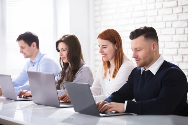 Gruppe Glücklicher Geschäftsleute Die Laptops Auf Dem Schreibtisch Büro Benutzen — Stockfoto