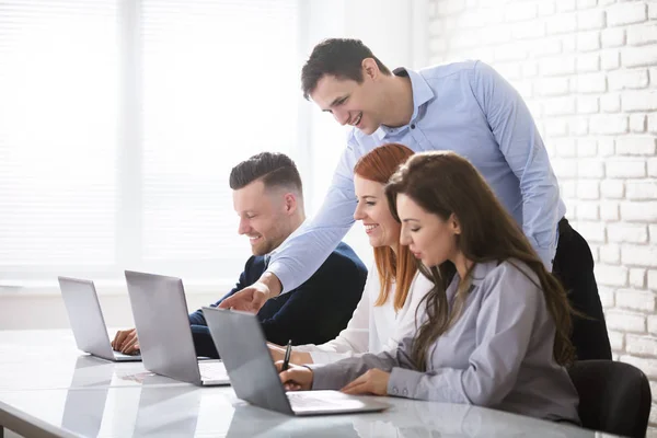 Gruppe Glücklicher Geschäftsleute Die Laptops Benutzen Und Arbeitsplatz Büro Diskutieren — Stockfoto