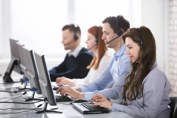 Zespół Młodych Klientów Wsparcie Telefonu Operatorów Pracujących Biurze — Zdjęcie stockowe