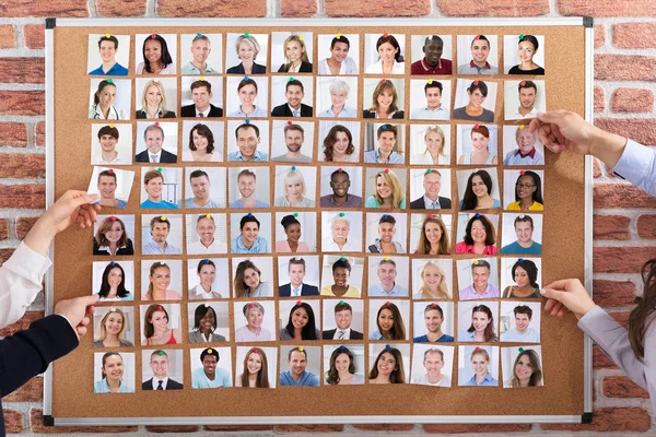 Primo Piano Della Gente Affari Che Assume Candidati Attaccati Sul — Foto Stock