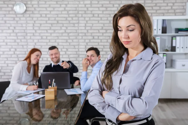 Porträtt Sorglig Affärskvinna Med Kollegor Skrattar Henne Bakgrunden — Stockfoto