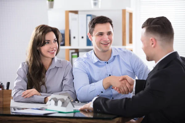 Young Couple Shaking Hands Architect Mortgage Broker — Stock Photo, Image