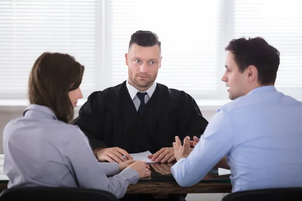 Young Couple Arguing Each Other Front Judge Courtroom — Stock Photo, Image