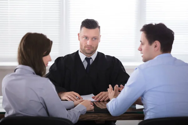 Jong Koppel Ruzie Met Elkaar Voor Rechter Rechtszaal — Stockfoto