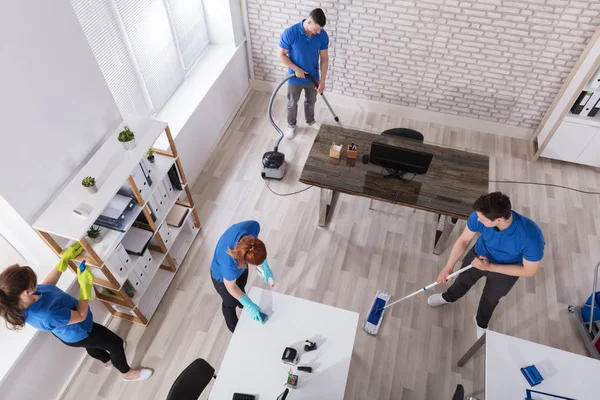 Hausmeister Uniform Säubern Das Büro Mit Reinigungsgeräten — Stockfoto