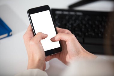 Birinin elini tutarak akıllı telefon