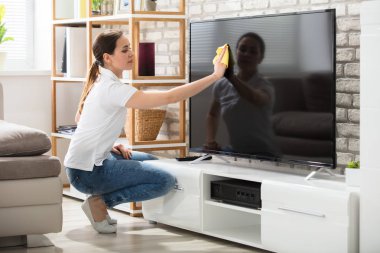 Kadın silme televizyon ekranı 