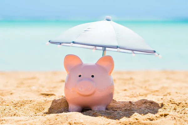 Rózsaszín Piggy Bank Alatt Kis Napernyő Nyáron Strandon — Stock Fotó