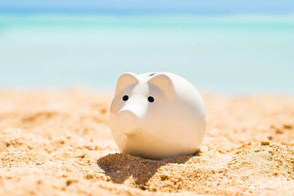 Een Wit Piggy Bank Zand Strand Zomer — Stockfoto