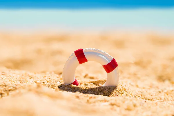 Boa Salvataggio Bianca Rossa Miniatura Nella Sabbia Alla Spiaggia — Foto Stock